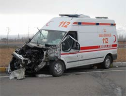 Ambulans kamyonla çarpıştı: 3 yaralı